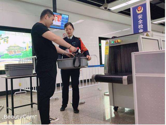 广佛地铁安检员聊天记录(广州地铁安检员泄露乘客隐私聊天记录)