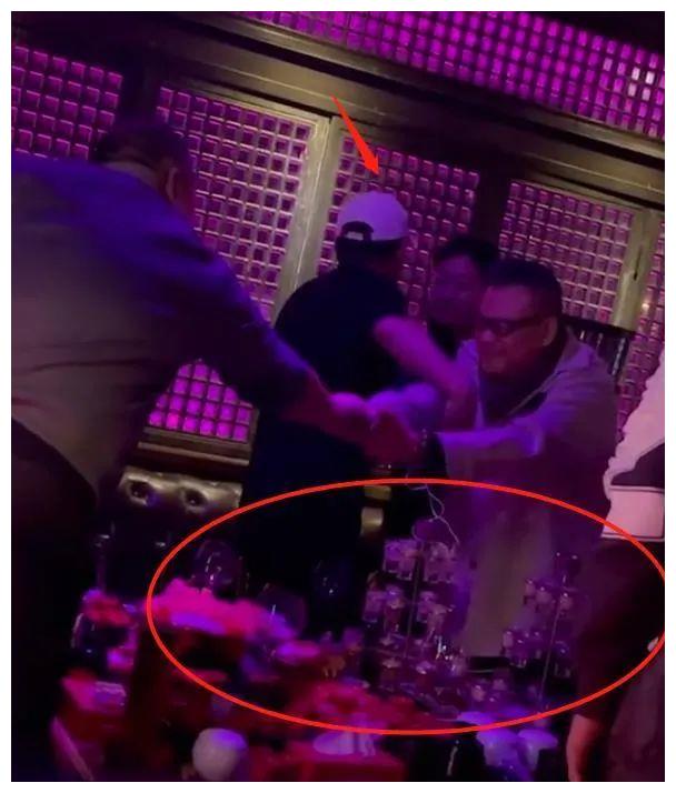 聊天记录加视频蹦迪(发朋友圈的蹦迪视频真实)